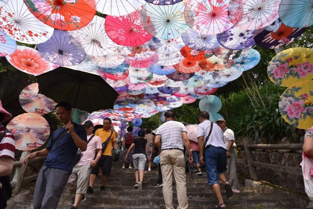 贺州玉石林景区迎来疫后首批跨省旅游团