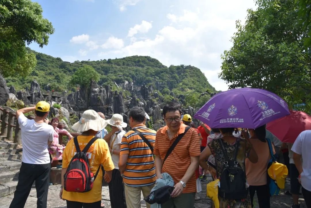贺州玉石林景区迎来疫后首批跨省旅游团